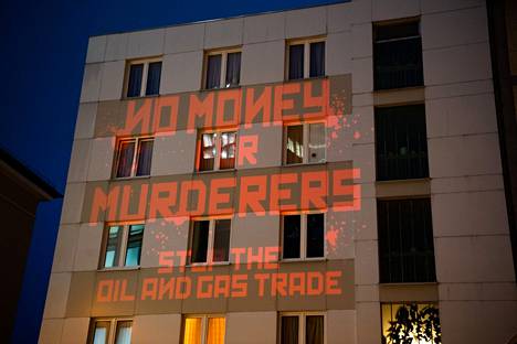Mielenosoittajat heijastivat viime viikolla Venäjän konsulaatin julkisivuun Frankfurtissa tekstin, jossa lukee: Ei rahaa murhaajille – lopettakaa öljy- ja kaasukauppa.”
