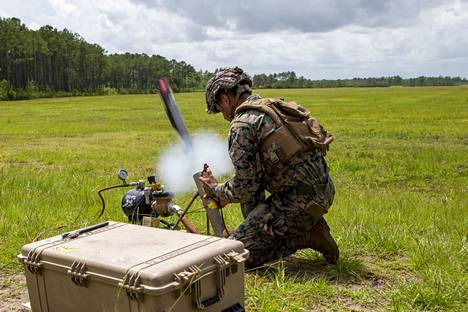 Yhdysvaltain merijalkaväen sotilas lähettää Switchblade-sotilaslennokin ilmoille harjoituksissa Pohjois-Carolinassa viime vuonna. 
