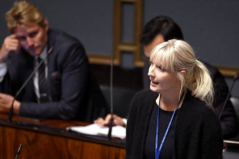 Perussuomalaisten Laura Huhtasaari otti yhteen pääministeri Juha Sipilän kanssa eduskunnassa.