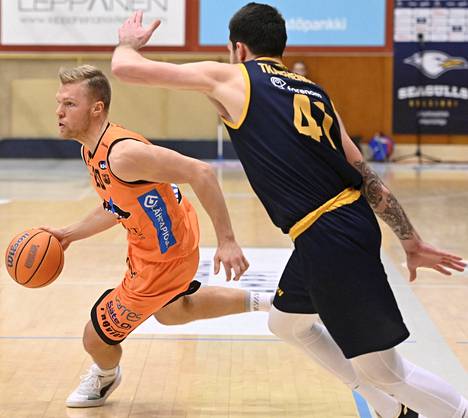 Karhu Basketin Eero Innamaa (vas.) ja Seagullsin Ivan Tkachenko ottivat yhteen välierissä.