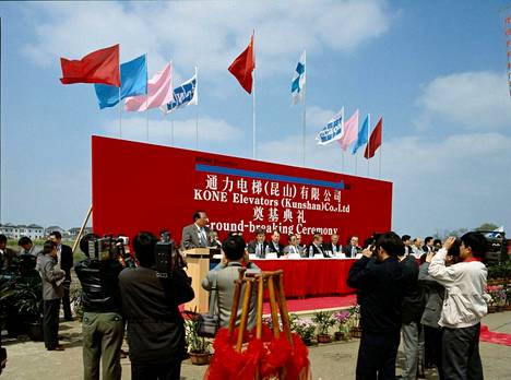 Koneen Kiinan-valloituksen merkkipaalu oli vuosi 1998, jolloin muurattiin juhlallisesti Kunshanin hissitehtaan peruskivi.