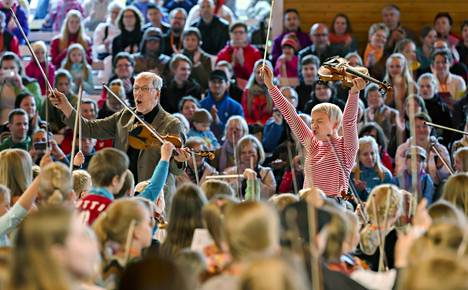 Mauno Järvelä, Aili Järvelä ja Näppärit Kaustisen kansanmusiikkifestivaalilla vuonna 2015. Nyt kaustislainen viuluperinne nousi Unescon aineettoman kulttuuriperinnön listalle.