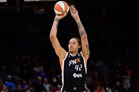 Phoenix Mercuryn pelaaja Brittney Griner heittämässä WNBA:n finaaleissa lokakuussa 2021. 