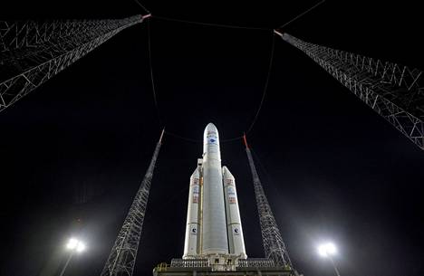 James Webb avaruusteleskooppi ja raketti Kouroun avaruuskeskuksessa, Ranskan Guyanassa ennen lähtölaukaisua 23. joulukuuta.