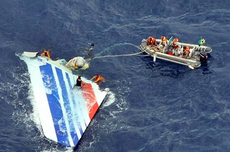 Air Francen lentokone putosi vuonna 2009 Atlantin valtamereen. Turmassa kuoli 228 ihmistä.