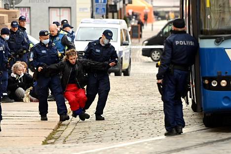 Poliisi siirsi perjantaina Elokapina-mielenosoittajia pois Valtioneuvoston linnan edustalta.