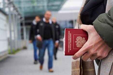 Lähes vuoden luvatta Schengen-alueella viettänyt venäläisnainen jäi torstaina kiinni Vaalimaan rajanylityspaikalla. Hänen passistaan löytyi väärennettyjä Schengen-leimoja.