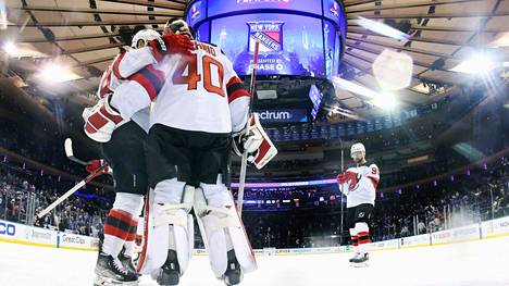 New Jersey Devils tasasi otteluvoitot New York Rangersin kanssa.