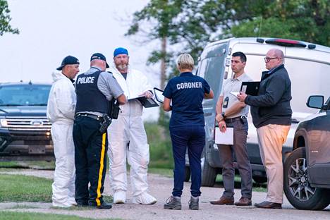 Rikospaikkatutkijoita, poliiseja ja kuolemansyyntutkija puukotuksen tapahtumapaikalla Weldonissa Saskatchewanin provinssissa sunnuntaina.