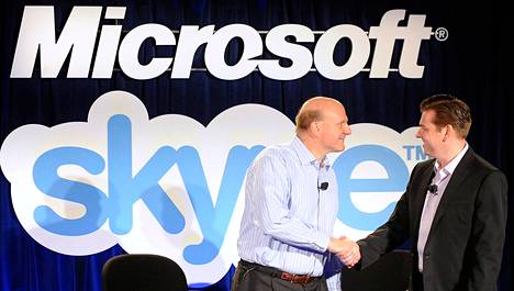 Microsoftin toimitusjohtaja Steve Ballmer ja Skype-puhelupalvelun Tony Bates kättelivät lehdistötilaisuudessa toukokuussa 2011. 