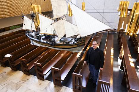 Lauttasaaren seurakunnan kirkkoherra Juha Rintamäki sanoo saavansa kirkkolaivasta hyviä tarinoita saarnoihinsa ja puheisiinsa.