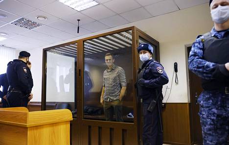 Aleksei Navalnyi osallistui oikeudenkäyntiin aiemman ehdollisen vankeustuomionsa muuttamisesta ehdottomaksi helmikuussa Moskovassa.