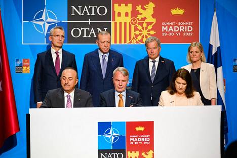 Suomen, Ruotsin ja Turkin valtiojohtajat neuvottelivat tiistaina Madridissa Turkin Suomen ja Ruotsin Nato-jäsenyyttä koskevista huolista.