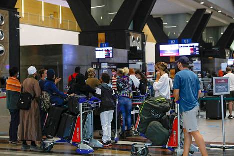 Matkustajia Etelä-Afrikan suurimman kaupungin Johannesburgin lentokentällä lauantaina. 