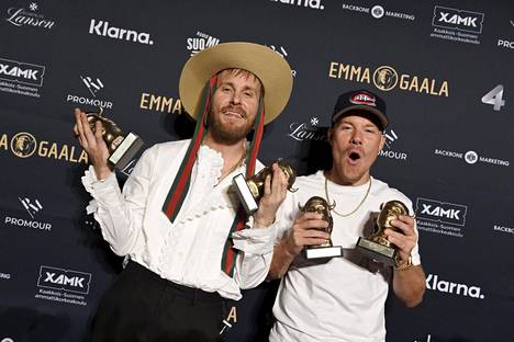 Jare Brandilla (vas.) ja Ville Gallella riittää suosiota. JVG voitti vuoden 2020 Emma-gaalassa neljä palkintoa.