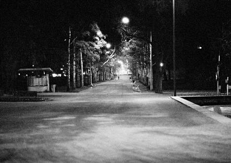 Kaisaniemi Park was quite deserted at night in 1971. However, the respondents to HS's survey recall different encounters in the park's corridors and under the trees in this decade as well.