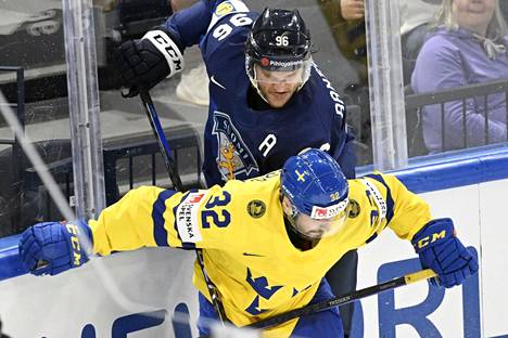 Mikko Rantanen kamppaili kovaa Ruotsia vastaan.