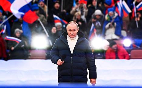 Vladimir Putin hehkutti Venäjän sotatoimia viime maaliskuussa stadiontilaisuudessa Moskovassa. Paikalla oli myös venäläisiä urheilutähtiä.