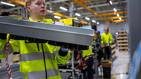 Jere Vainio opettelee UPS-laitteen kokoamista Eatonin tehtaalla. Sähkö- ja automaatiotekniikkaa ammattikoulussa opiskellut Vainio aloitti uudessa työssä kuukausi sitten. 