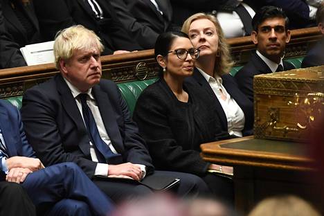Pääministeri Boris Johnson (vas.), sisäministeri Priti Patel, ulkoministeri Liz Truss ja valtiovarainministeri Riski Sunak brittiparlamentin alahuoneessa Lontoossa lokakuussa.