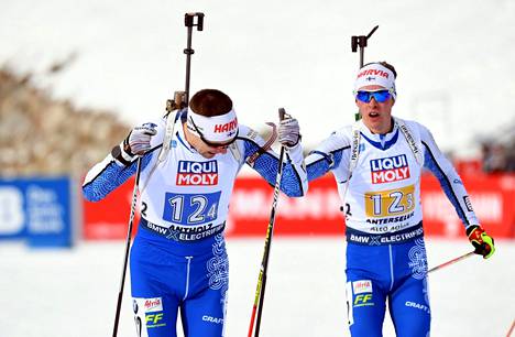 Olli Hiidensalo (vas.) ja Tero Seppälä kilpailivat lauantaina ampumahiihdon maailmancupin sekaviestissä Oberhofissa. Kuva helmikuulta 2020 Anterselvasta.
