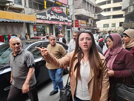 Tulkki Rafa Mismar sanoo palestiinalaisten ymmärtävän Leijonanluola-ryhmän nuorten miesten turhautumista Palestiinan oloihin.