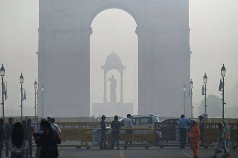 Savusumua Intian pääkaupungissa Delhissä torstaina.