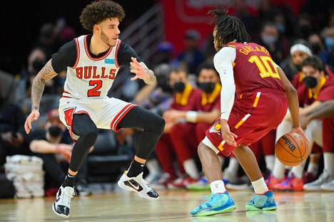Chicago Bullsin Lanzo Ball puolustaa Cleveland Cavaliersin Darius Garlandia vastaan.