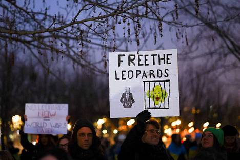 Mielenosoittajat vaativat perjantai-iltana Saksan liittokanslerinviraston edustalla ”leopardien vapauttamista”.