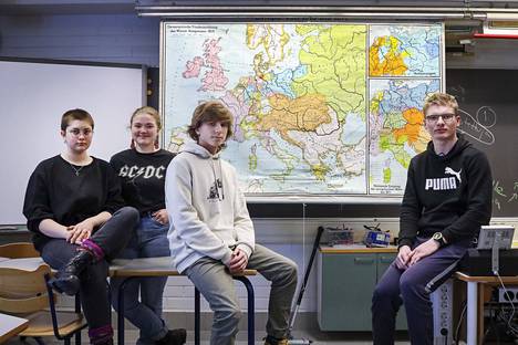 The textbooks of social studies have not been used in lessons recently, say Emma Laatikainen (left), Jasmin Rouvinen, Aatu Kemppilä and Aapo Frisk from Tensiportinkatu Normal School in Joensuu.  They are pleased that the effects of the Ukrainian war have been discussed a lot in the lessons of the subject.  The information has also been reassuring.