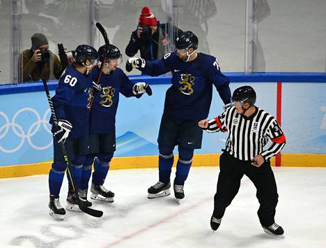 Olympiakultaa Suomelle tuoneesta jääkiekon miesten maajoukkueesta Venäjällä pelejään jatkavat muun muassa Ufa-kolmikko Markus Granlund (vas.), Sakari Manninen ja Teemu Hartikainen.