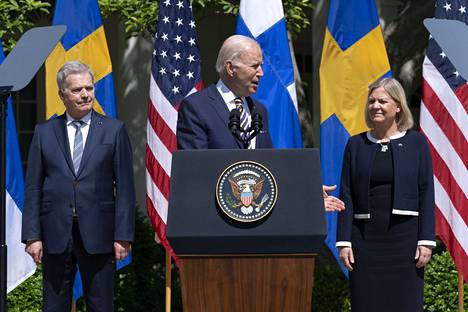 Suomen presidentti Sauli Niinistö (vas.), Yhdysvaltain presidentti Joe Biden ja Ruotsin pääministeri Magdalena Andersson puhuivat medialle Valkoisen talon ruusutarhassa torstaina. 