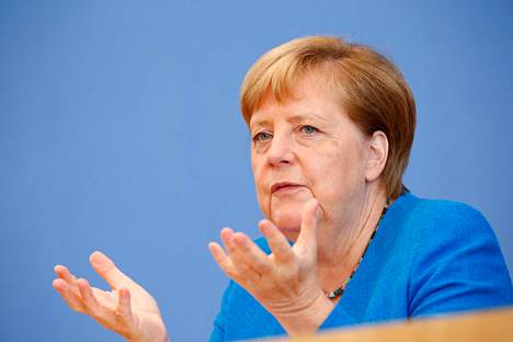 Angela Merkel vastasi toimittajien kysymyksiin Berliinissä perjantaina.