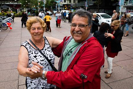 Alfredo Ortega ja Felicia Gonzalez tansivat tangoa Plaza Fabinilla Montevideossa. Vaikka tapahtuma ei juurikaan näy kaduilla, he tiesivät kyllä 17-vuotiaitten tyttöjen MM-kisojen alkavan. He eivät olleet vielä päättäneet menevätkö katsomaan otteluita.