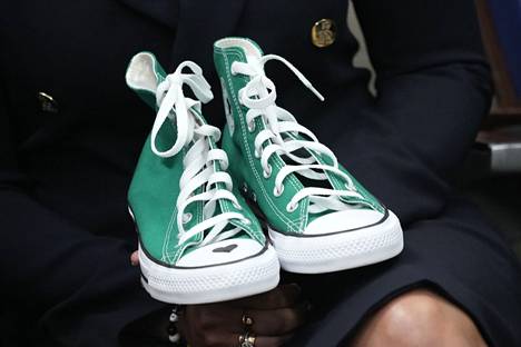 Matthew McConaugheyn vaimo Camila Alves piti Valkoisessa talossa käsissään vihreitä kenkiä, joiden avulla yksi Uvalden kouluampumisen uhreista tunnistettiin. 