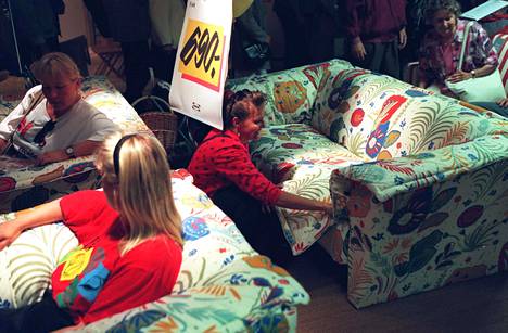 Asiakkaat tutkivat sohvia Espoon Ikean avajaisissa syyskuussa 1996.