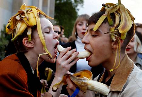 Mielenosoittajat vastustivat sensuuria syömällä banaania Puolan kansallismuseon edessä Varsovassa maanantaina.