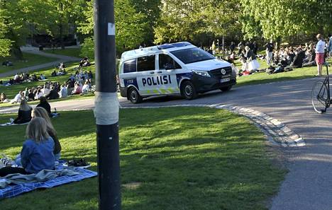 Helsingin poliisi varautuu juhannuksenviettoon kaupungissa: Torstaina  Alppipuistoon kokoontui satoja, poliisi joutunut puuttumaan  häiriökäyttäytymiseen - Kaupunki 