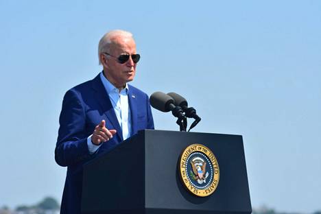 Presidentti Joe Biden kertoi uusista ilmastohankkeistaan keskiviikkona entisen hiilivoimalan edustalla Massachusettsissa.