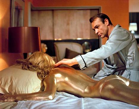 James Bond (Sean Connery) ja Jill Masterson (Shirley Eaton) elokuvassa Kultasormi (1964). 