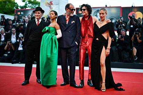 Näyttelijät Mark Rylanc ja Taylor Russell, ohjaaja Luca Guadagnino sekä näyttelijät Timothée Chalamet ja Chloë Sevigny Venetsian elokuvajuhlien punaisella matolla. 