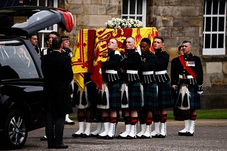 Kuningatar Elisabetin arkku saapui Holyroodhousen palatsiin, jossa sen otti vastaan kunniavartio.