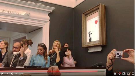 Banksy selitti videolla, kuinka sormeili miljoonalla myydyn teoksen tuhoamaan itsensä – Taidetuntijan mukaan tapaus merkitsee avantgarde-taiteen loppua