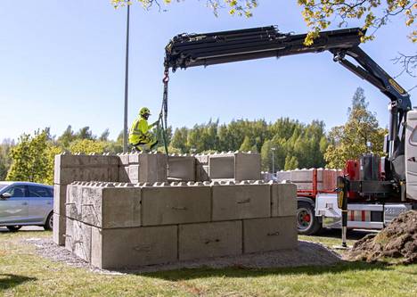 Linnoitteita voidaan rakentaa muun muassa betonielementeistä. Puolustusvoimien mukaan linnoitteet kyetään varustamaan jopa termobaarisia iskuja kestäviksi.