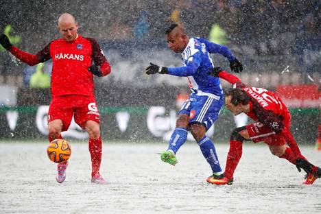 Huhtikuussa 2017 Veikkausliigan ottelu HJK–FC Inter käytiin osin lumisateessa.