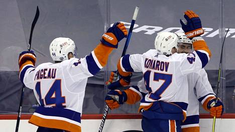 New York Islandersin Jean-Gabriel Pageau (44) ja Leo Komarov (47) tuulettavat maalia.