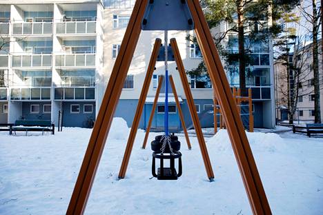 Vantaalaisten taloyhtiöiden ja päiväkotien pihoilla on voinut keinua läpi talven. Kaupunki on rajoittanut leikkipuistojen keinumista talvikaudella.