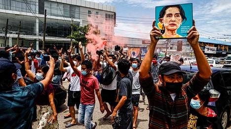 Myanmar | Kukkia hiuksiinsa laittaneet mielen­osoittajat tukivat vallasta syöstyä Aung San Suu Kyitä – YK vaatii ase­myynnin lopettamista Myanmariin