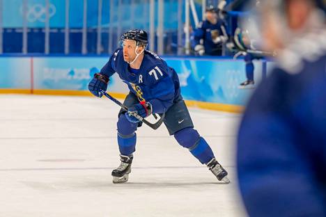 Pekingissä olympiakultaa voittanut Leo Komarov vaihtaa KHL:n Ruotsin pääsarjassa SHL:ssä pelaavaan Luleå HF:ään.