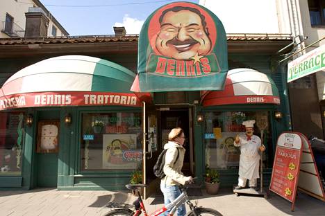 Pizzeria Dennis on toiminut Turun Linnankadulla lähes 50 vuotta. 2000-luvulla ravintola joutui siirtymään alkuperäisistä tiloistaan, mutta pysyi edelleen samassa korttelissa.